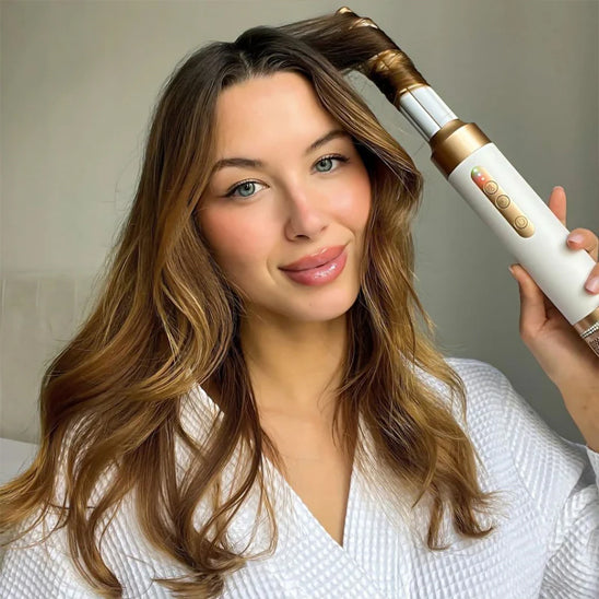 femme utilisant seche cheveux boucleur