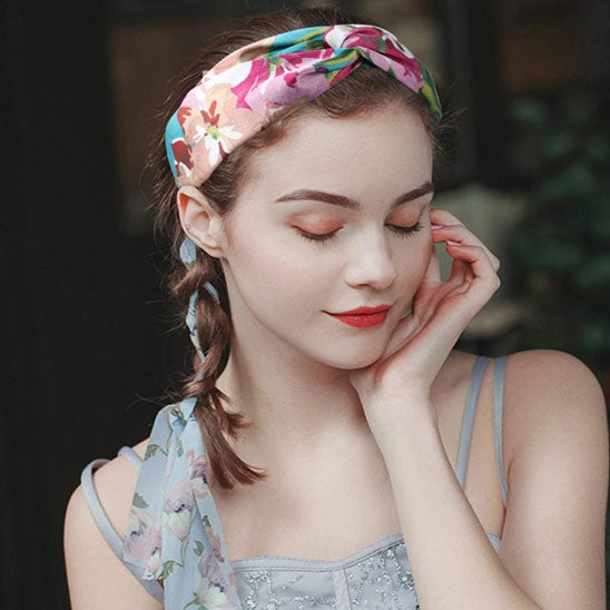 femme portant bandeau cheveux boheme façon serre-tete