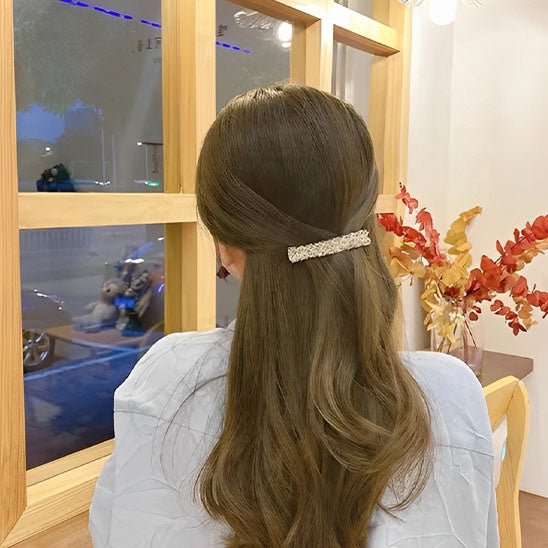 barrette cheveux strass attachee en demi queue