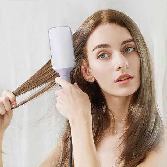 coiffage avec brosse a cheveux demelante