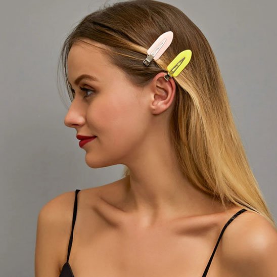 coiffure avec deux pinces a cheveux