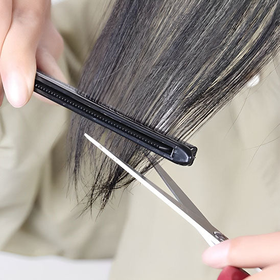 coupe de cheveux avec utilisation peigne a cheveux