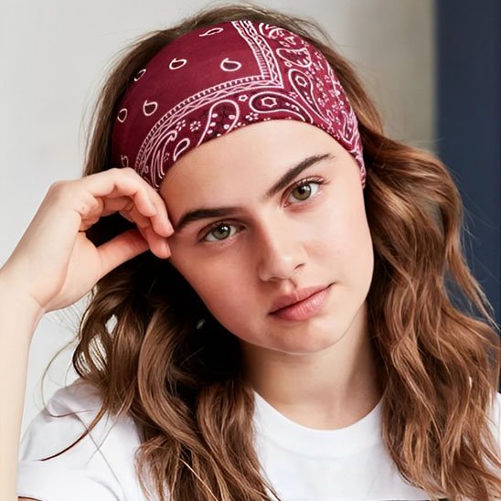 femme avec bandeau cheveux bandana bordeaux