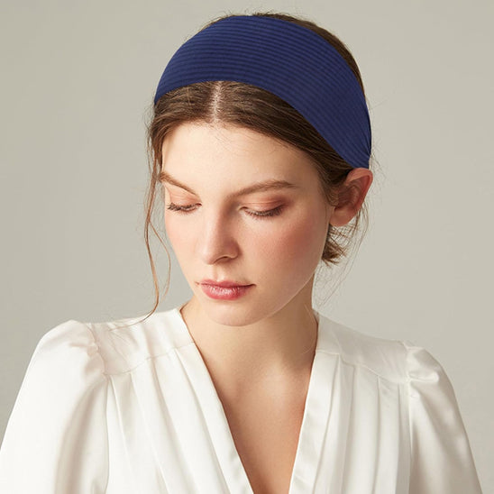 femme avec bandeau cheveux bleu marine