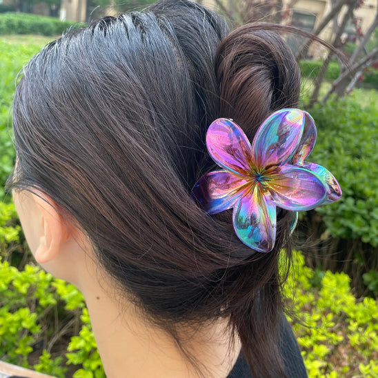 femme avec pince cheveux fleur violet