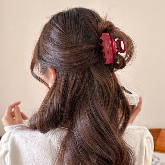 femme avec pince cheveux rouge