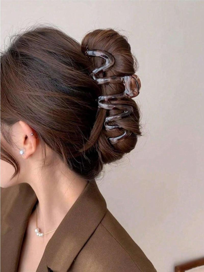 femme avec pince cheveux