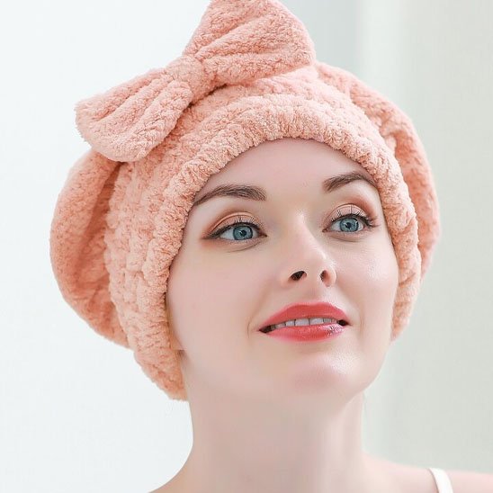 femme avec serviette cheveux rose noeud