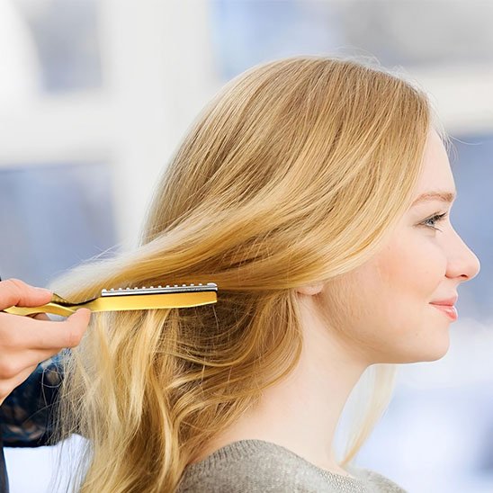 femme blonde ciseaux coiffure
