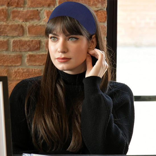 femme brune avec bandeau cheveux bleu