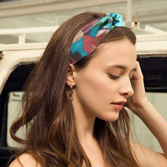 femme chatain avec bandeau cheveux boheme