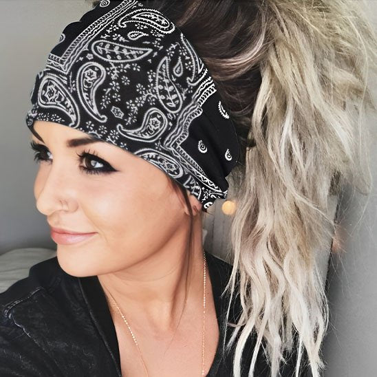 femme coiffee avec bandeau cheveux bandana noir
