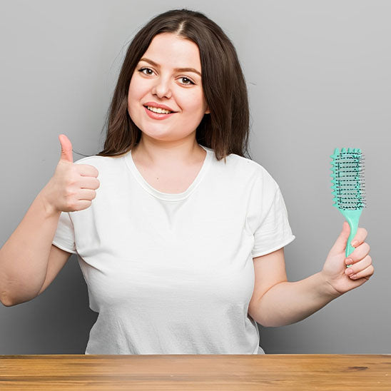 femme contente avec brosse cheveux boucles