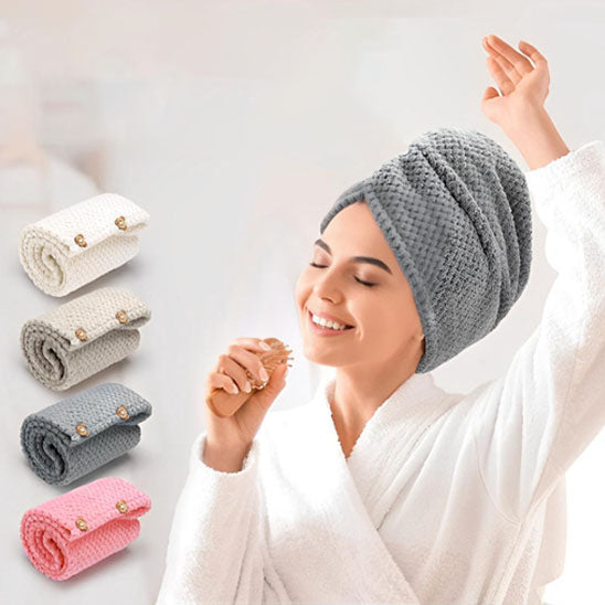 femme heureuse avec serviette cheveux microfibre