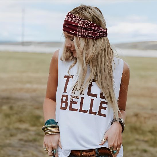 femme-heureuse-portant-bandeau-cheveux-bandana