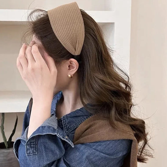 femme portant bandeau cheveux beige