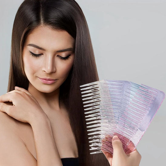 femme se coiffant avec peigne anti cassure