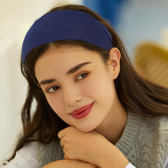 femme souriante avec bandeau cheveux bleu