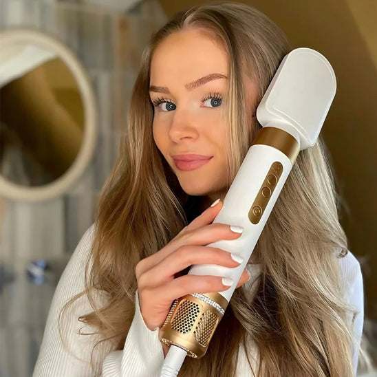 femme utilisant seche cheveux embout brosse