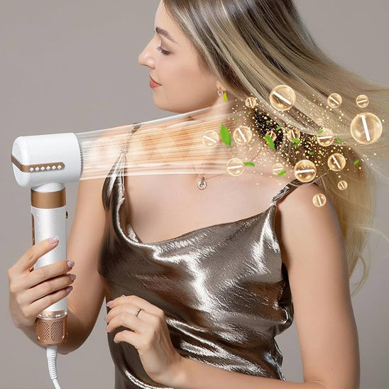 femme utilisant seche cheveux sechant