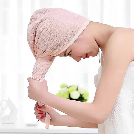 femme utilisant serviette cheveux microfibre