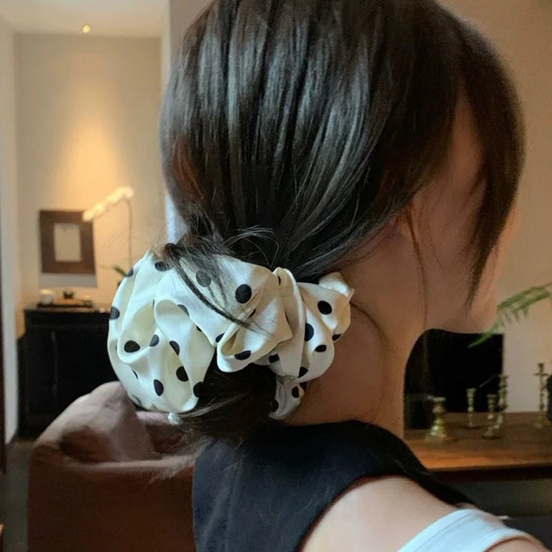 fille avec elastique cheveux en satin