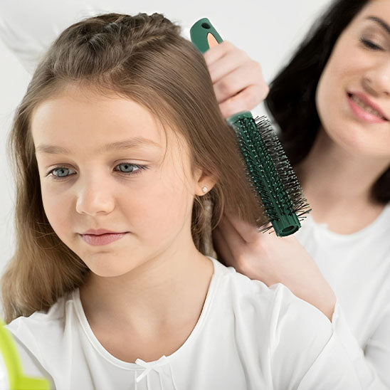 fillette coiffee avec brosse a cheveux