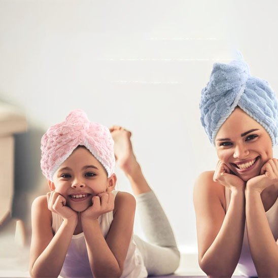 mere et fille avec serviette cheveux microfibre ultra absorbante