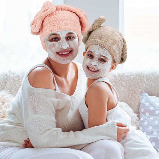 mĂšre fille porte serviette cheveux microfibre