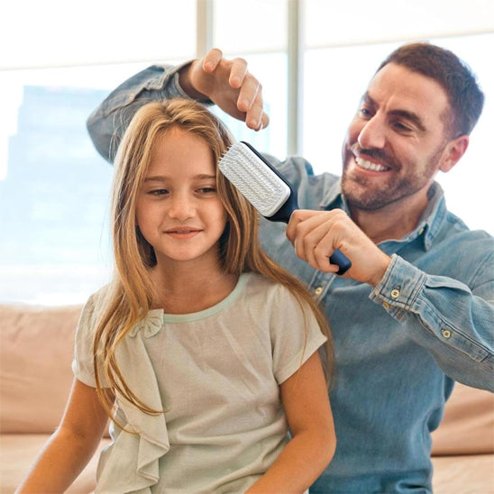 papa utilisant brosse a cheveux demelante sur fillette