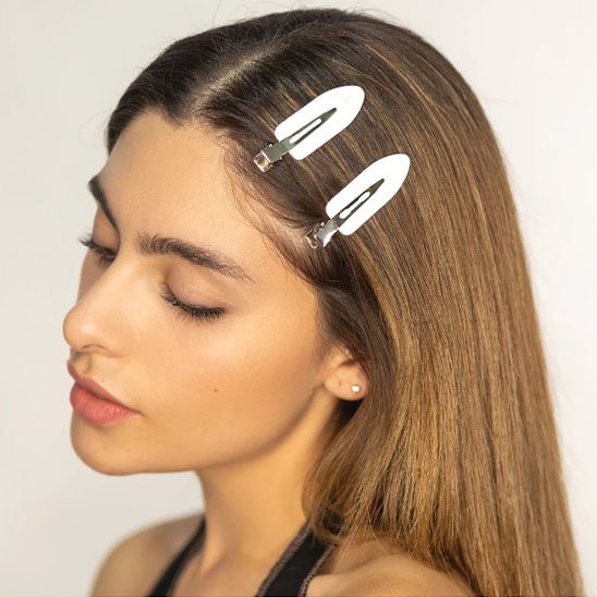 pince a cheveux blanche sur femme