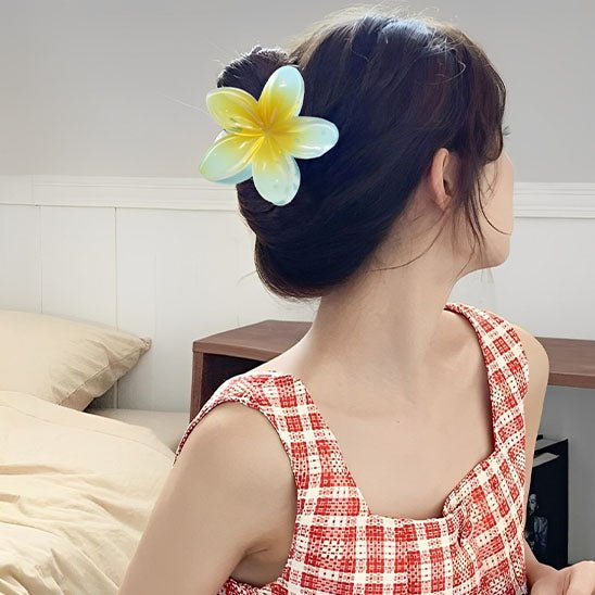 pince a cheveux fleurs jaune sur femme brune