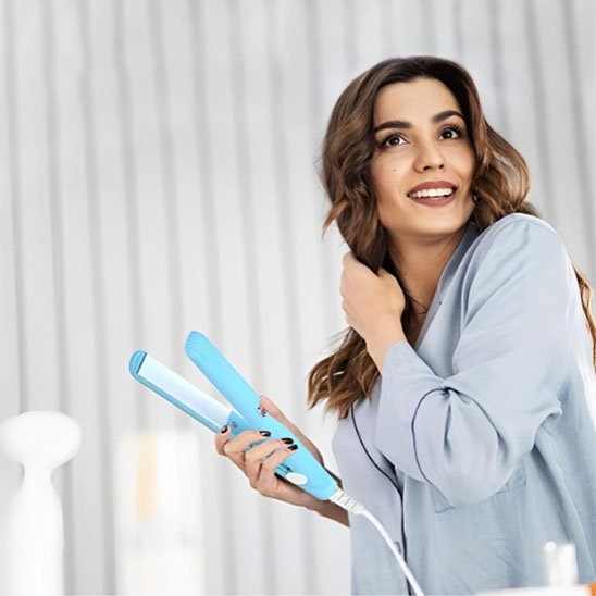 Femme heureuse utilise mini lisseur