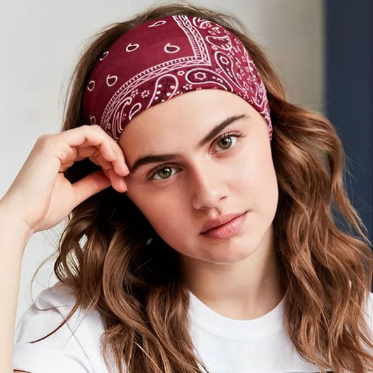 femme avec bandeau cheveux bandana bordeaux