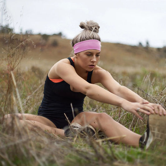 femme sportive avec bandeau cheveux rose