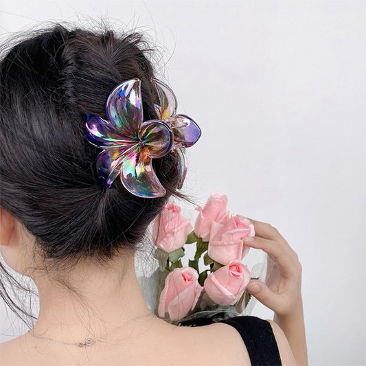 femme avec pince cheveux fleur