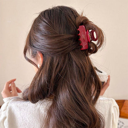 femme avec pince cheveux rouge