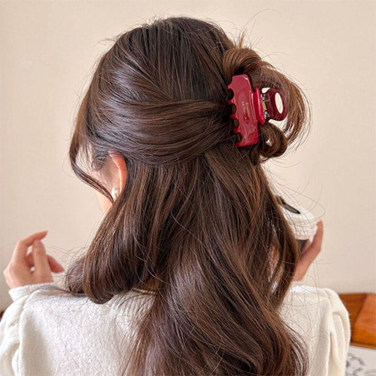 femme avec pince cheveux rouge