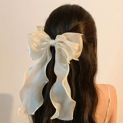 femme coiffee avec barrette cheveux satin couleur champagne