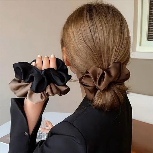 femme coiffee avec elastique cheveux satin