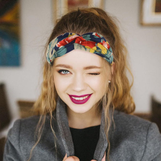 femme heureuse de porter bandeau cheveux boheme