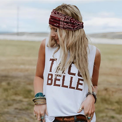 femme-heureuse-portant-bandeau-cheveux-bandana