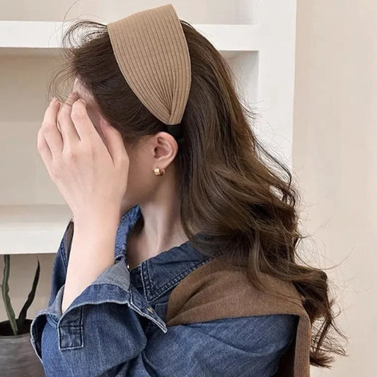 femme portant bandeau cheveux beige