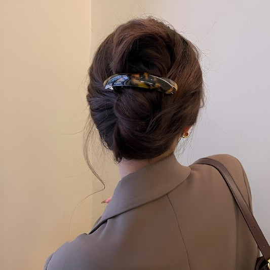 femme portant barrette cheveux chic ambre