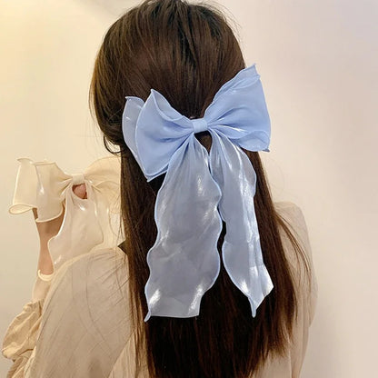 femme portant barrette cheveux satin bleue