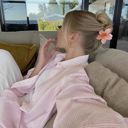 femme portant pince a cheveux fleurs