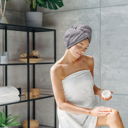 femme sereine avec serviette cheveux microfibre