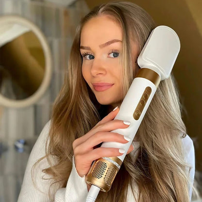 femme utilisant seche cheveux embout brosse 