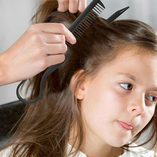 fillette se faisant coiffer avec peigne a cheveux